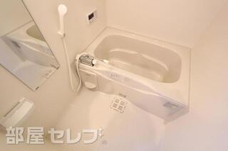 ゆっくり疲れをとれそうな浴室です。