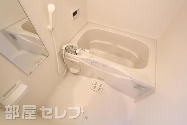 ゆっくり疲れをとれそうな浴室です。