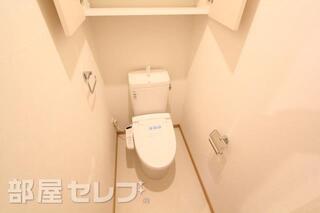 温水洗浄便座つきのお手洗い。収納棚もあります。