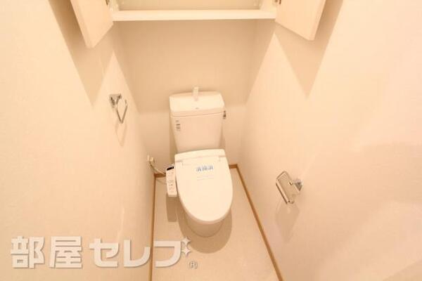 温水洗浄便座つきのお手洗い。収納棚もあります。