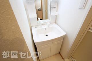 朝の準備に必須な独立洗面台もあります。