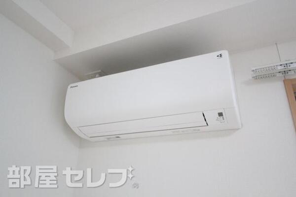 居室にエアコンが設置されています。