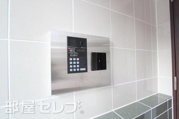エントランスにオートロックがあります。
