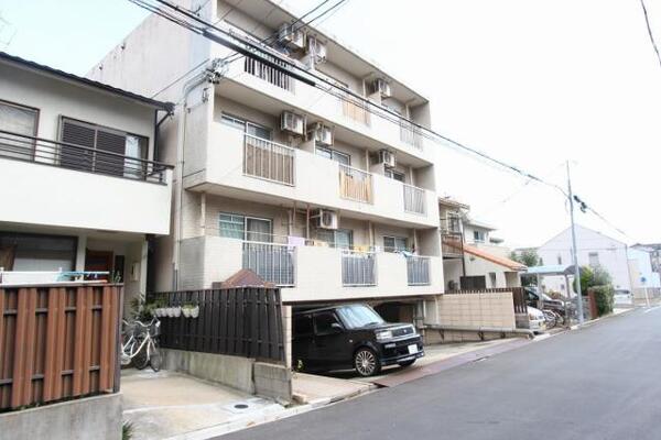 周囲は住宅しかありませんよ。