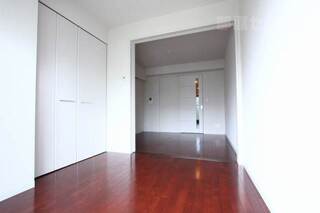 広々としたお部屋です、ダイニングと繋げて使ってもいいですね。