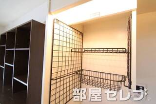 キッチン上の収納スペース。