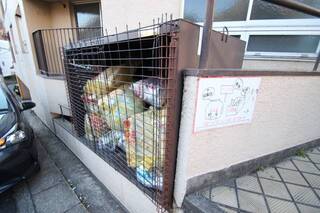 敷地内ゴミ捨て場。