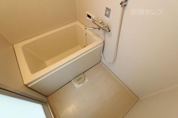 追い焚き機能付きのお風呂場です。