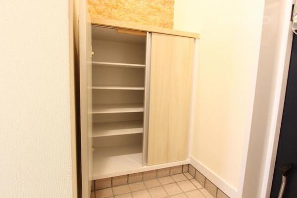 壁紙オシャレな下駄箱です。