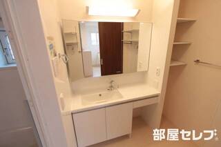 大きな鏡が特徴的です