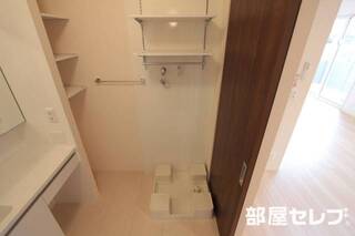洗濯機置き場にも棚があって便利です