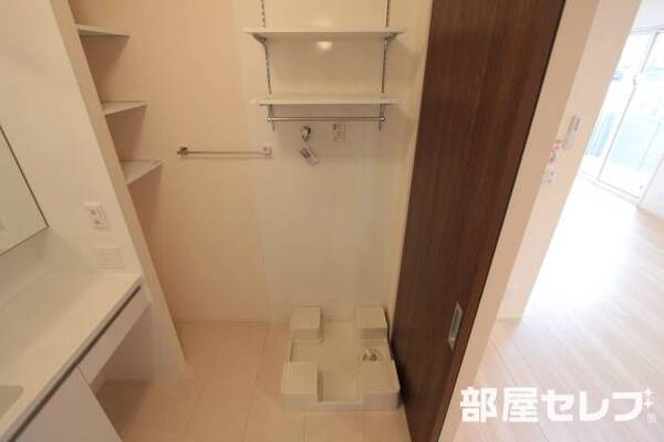 洗濯機置き場にも棚があって便利です