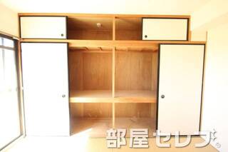 奥行きのある収納。