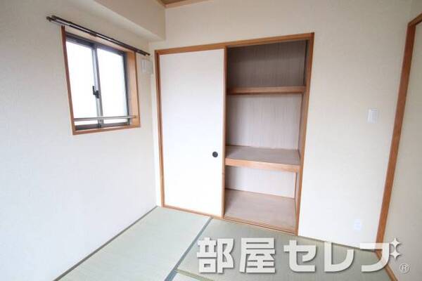 各部屋に収納あります。