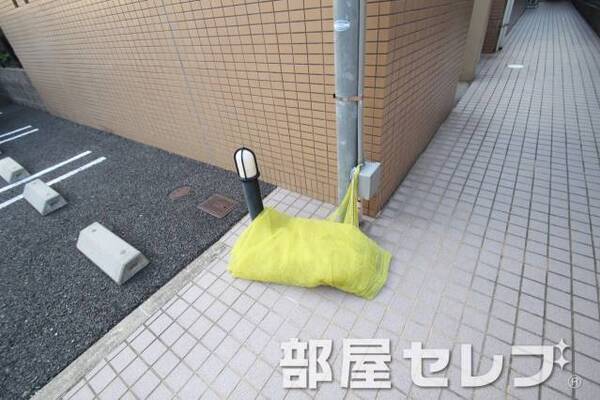 ゴミ置き場。