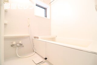 ゆったり入れる浴室です。