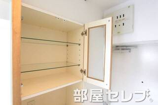キッチン周りには収納充実でお部屋が広く使えます。