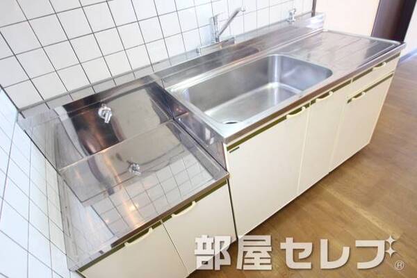 段落ちキッチン。