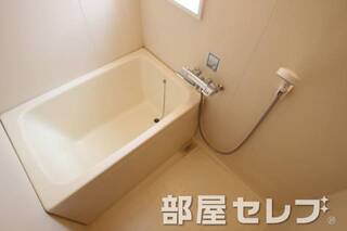 お風呂にも小窓あります。