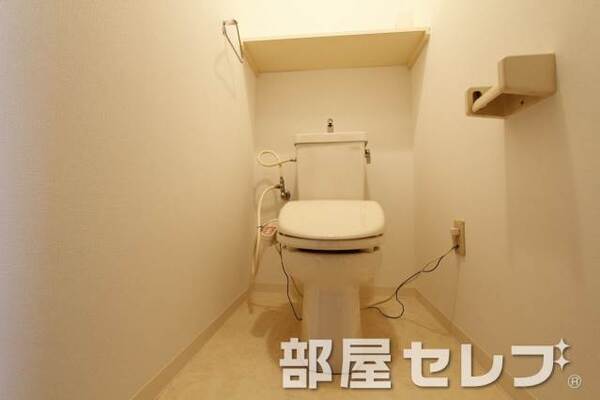 温水洗浄便座。他号室の写真です。