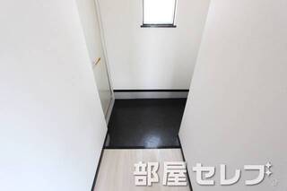 明るそうな雰囲気の玄関です。