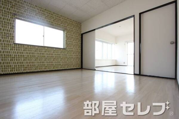 アクセントクロスが目を引くお部屋です。