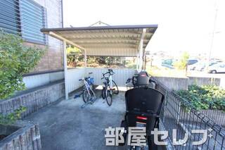 屋根付き駐輪場です。