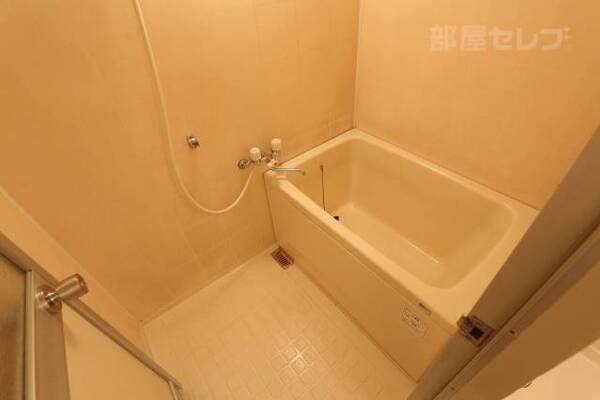 102号室内装写真参照