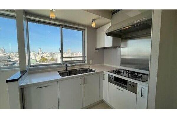 L字キッチンは窓もあります