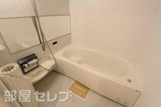 広いバスルームです。