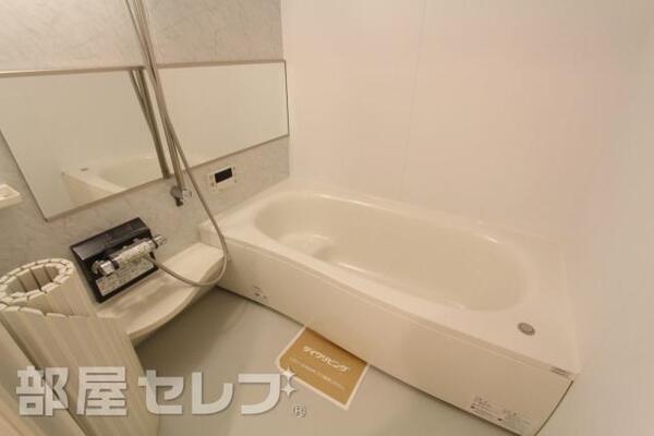 広いバスルームです。