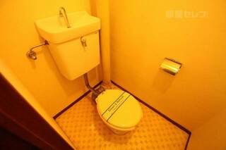 トイレに出窓付いてますよ。
