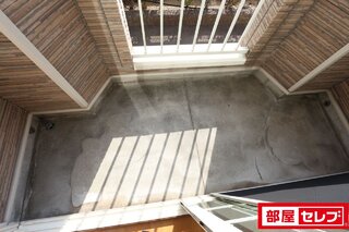 玄関からのワンショットです