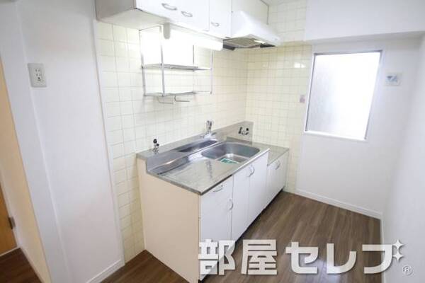 段落ちキッチン。