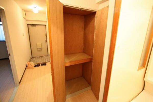 廊下にも収納場所が。