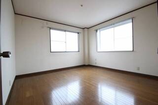 北側の洋室8帖のお部屋は2面採光です。Ｄ3号室の写真です。