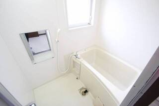 小窓があり換気のしやすいお風呂場です。Ｄ3号室の写真です。