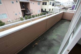 風通しの良いベランダです。Ｄ3号室の写真です。