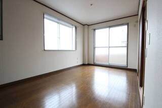 LDK10帖のお部屋は2面採光で明るいです。Ｄ3号室の写真です。
