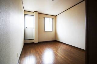 洋室6帖のお部屋からもベランダへ出られます。Ｄ3号室の写真です。