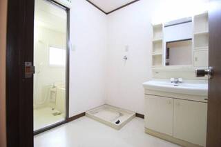 脱衣所も広々しています。Ｄ3号室の写真です。