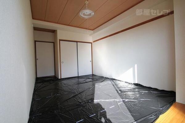 板の間付きの和室6帖のお部屋です。