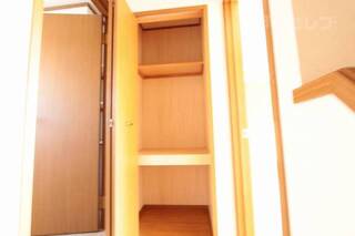 階段横にも収納があります。