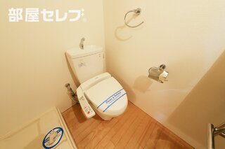鏡付きのお風呂場です。