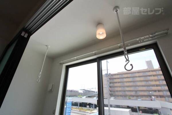 サンルームにある室内物干です。取り外し可能です。