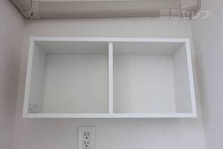 室内洗濯機置場の上部にある棚。石鹸などおけて便利ですね★