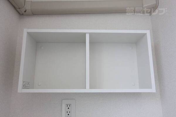 室内洗濯機置場の上部にある棚。石鹸などおけて便利ですね★