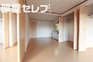 広くそして長いリビングです