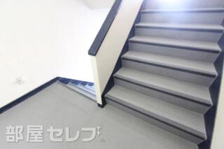 荷物が多くても人とすれ違うことが出来る広さです。
