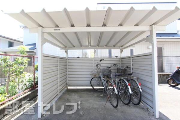 屋根付きの駐輪場です。
